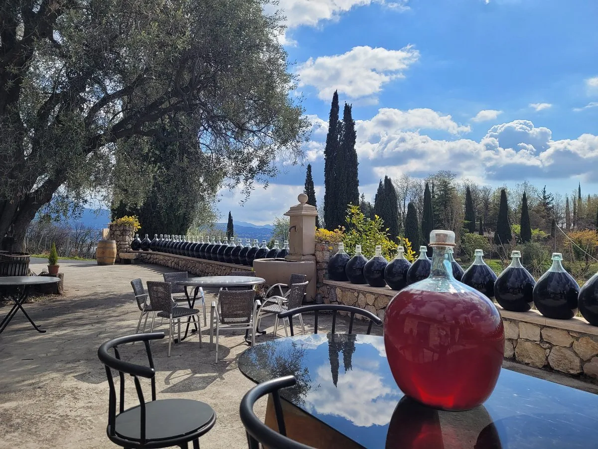 Jarres sur table au domaine